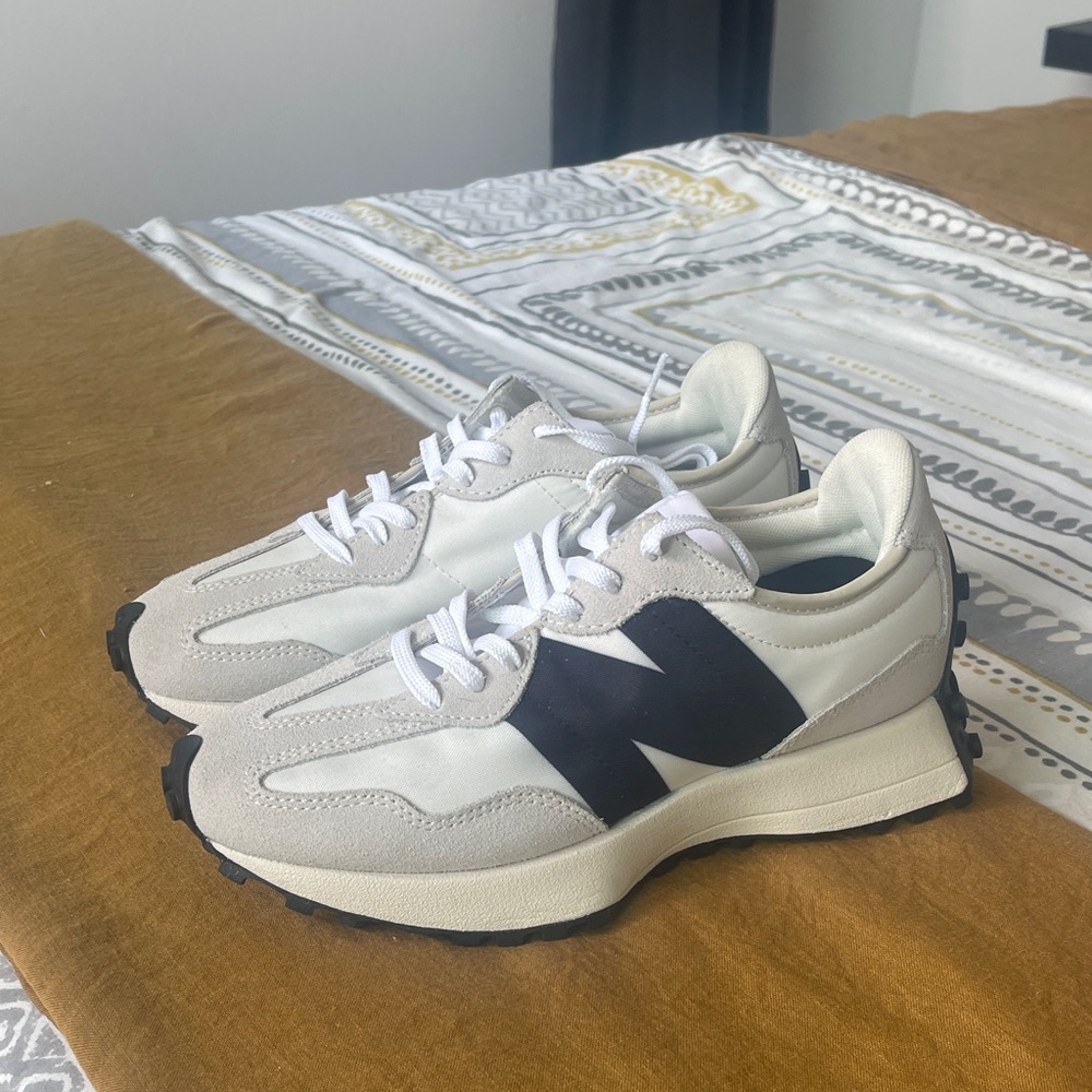 New Balance 327 W 8/ M 6.5 NEW